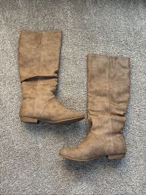 Classic Knee-High Boots in Light Brown